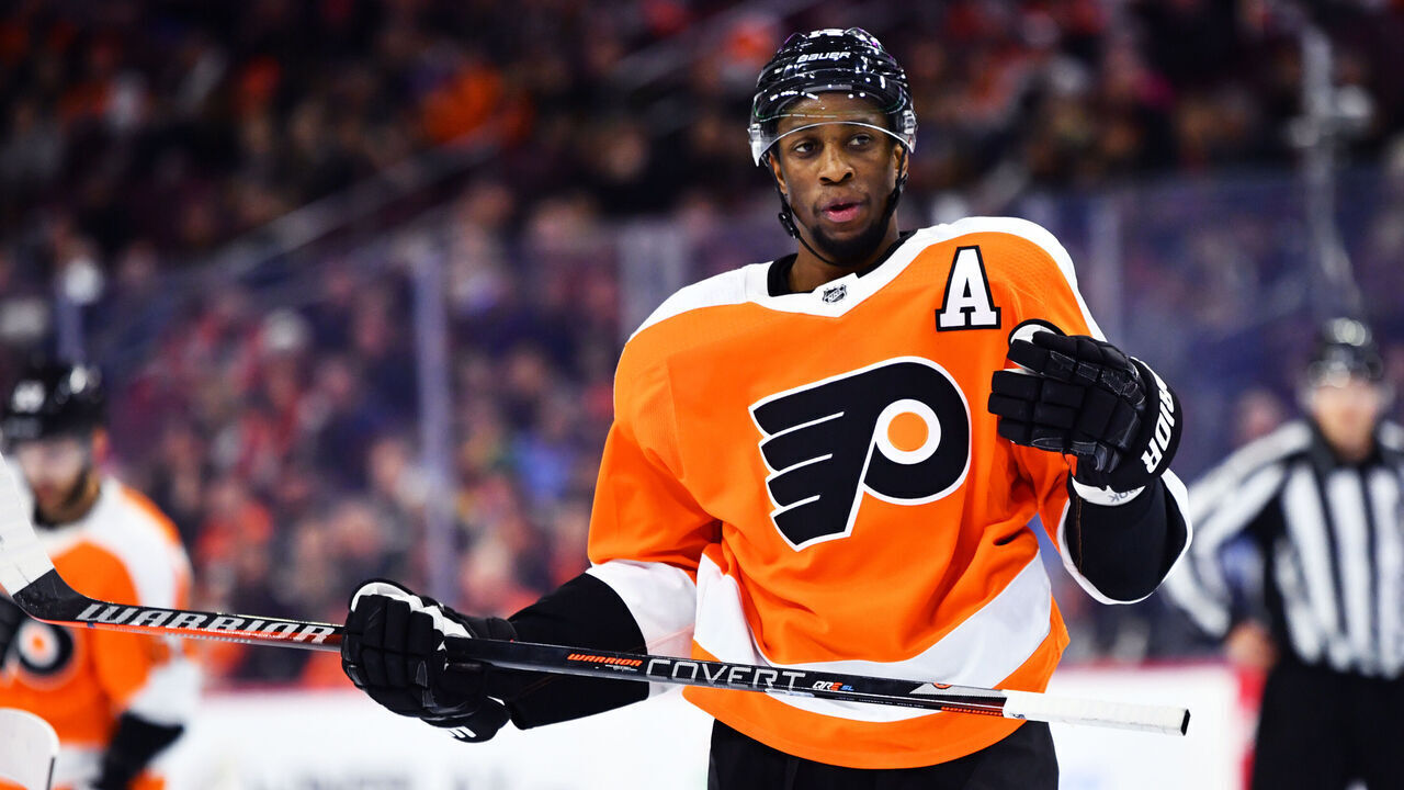 PHILADELPHIA, PA - FEBRUARY 19: Philadelphia Flyers Right Wing Wayne Simmonds (17) calls out to teammates between plays in the first period during the game between the Tampa Bay Lightning and Philadelphia Flyers on February 19, 2019 at Wells Fargo Center in Philadelphia, PA.