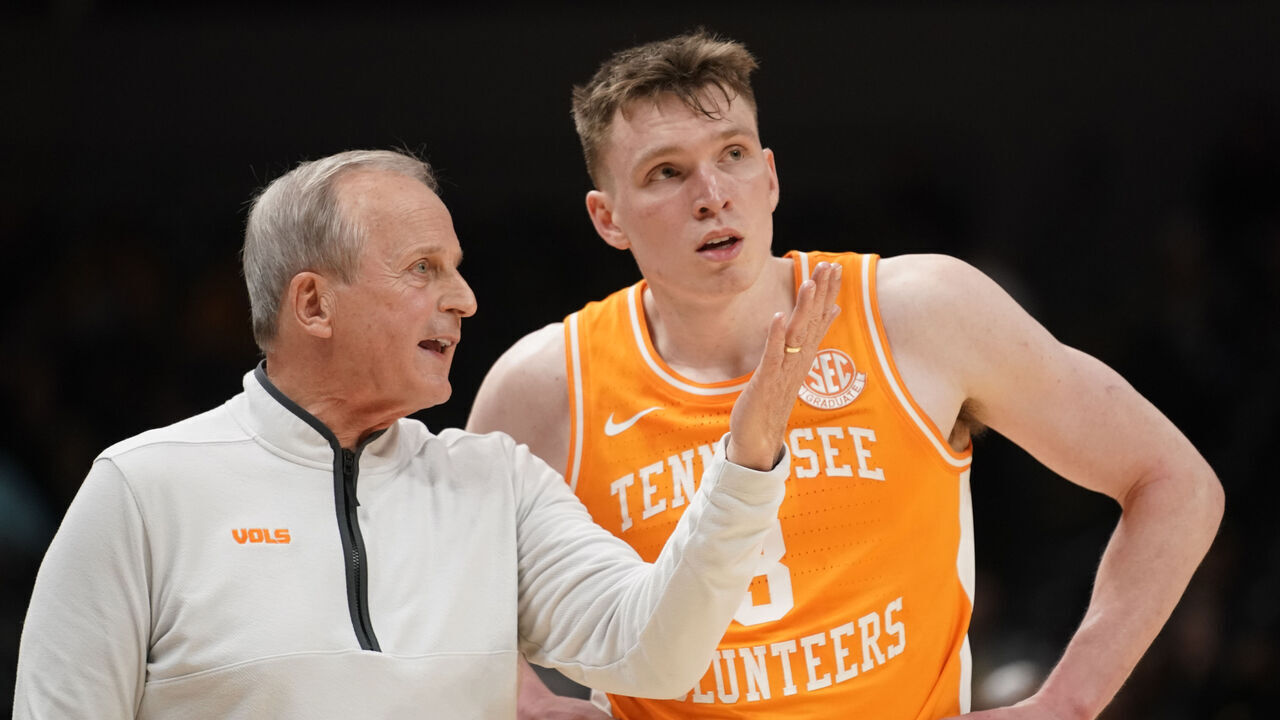 COLUMBIA, MISSOURI - FEBRUARY 20: Head coach Rick Barnes of the Tennessee Volunteers talks with Dalton Knecht #3 of the Tennessee Volunteers against the Missouri Tigers in the second half at Mizzou Arena on February 20, 2024 in Columbia, Missouri.
