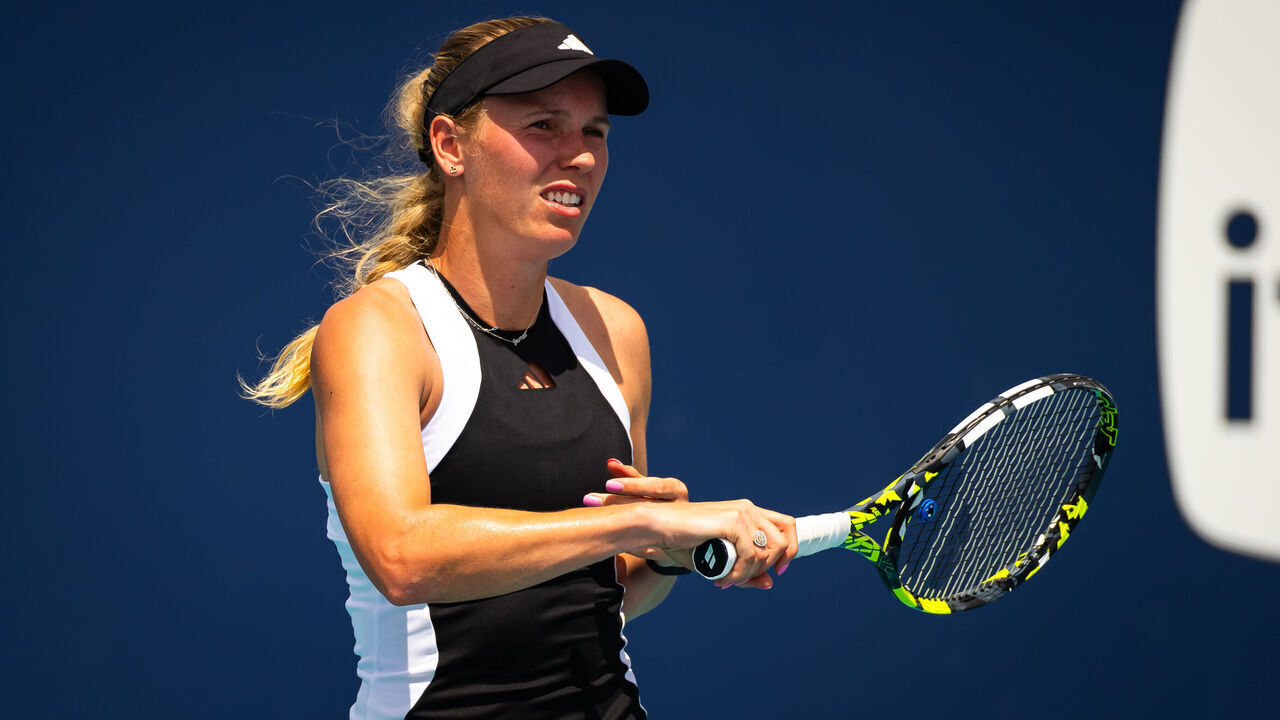 MIAMI GARDENS, FLORIDA - MARCH 21: Caroline Wozniacki of Denmark in action against Anhelina Kalinina of Ukraine in the second round on Day 6 of the Miami Open Presented by Itau at Hard Rock Stadium on March 21, 2024 in Miami Gardens, Florida