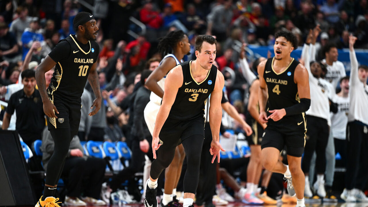PITTSBURGH, PENNSYLVANIA - MARCH 21: Jack Gohlke #3 of the Oakland Golden Grizzlies celebrates after scoring a three pointer against the Kentucky Wildcats during the second half in the first round of the NCAA Men's Basketball Tournament at PPG PAINTS Arena on March 21, 2024 in Pittsburgh, Pennsylvania.
