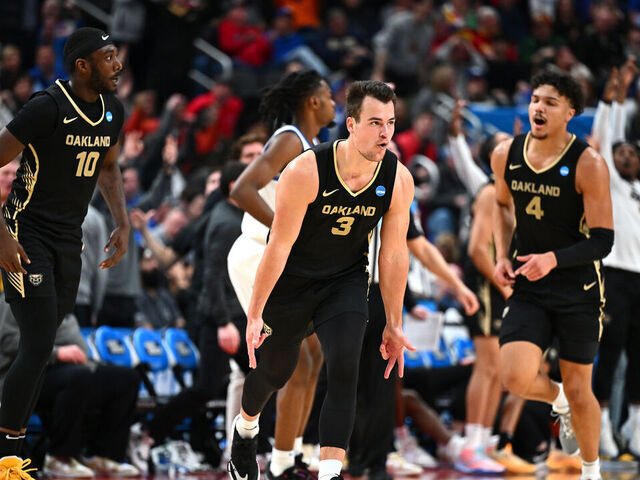 PITTSBURGH, PENNSYLVANIA - MARCH 21: Jack Gohlke #3 of the Oakland Golden Grizzlies celebrates after scoring a three pointer against the Kentucky Wildcats during the second half in the first round of the NCAA Men's Basketball Tournament at PPG PAINTS Arena on March 21, 2024 in Pittsburgh, Pennsylvania.