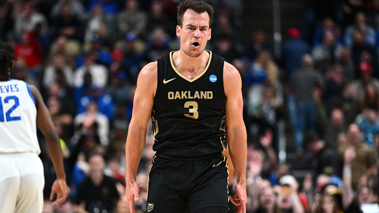 PITTSBURGH, PENNSYLVANIA - MARCH 21: [EDITORS NOTE: Aletrnate crop of 2102951407] Jack Gohlke #3 of the Oakland Golden Grizzlies celebrates after making a three pointer against the Kentucky Wildcats during the second half in the first round of the NCAA Men's Basketball Tournament at PPG PAINTS Arena on March 21, 2024 in Pittsburgh, Pennsylvania.