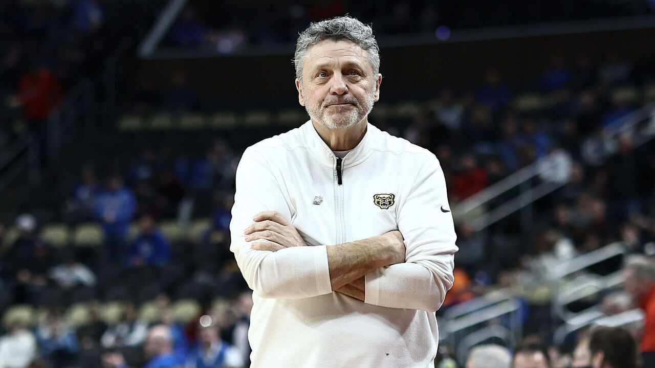 PITTSBURGH, PENNSYLVANIA - MARCH 21: Head coach Greg Kampe of the Oakland Golden Grizzlies reacts during a game against the Kentucky Wildcats during the first half in the first round of the NCAA Men's Basketball Tournament at PPG PAINTS Arena on March 21, 2024 in Pittsburgh, Pennsylvania.