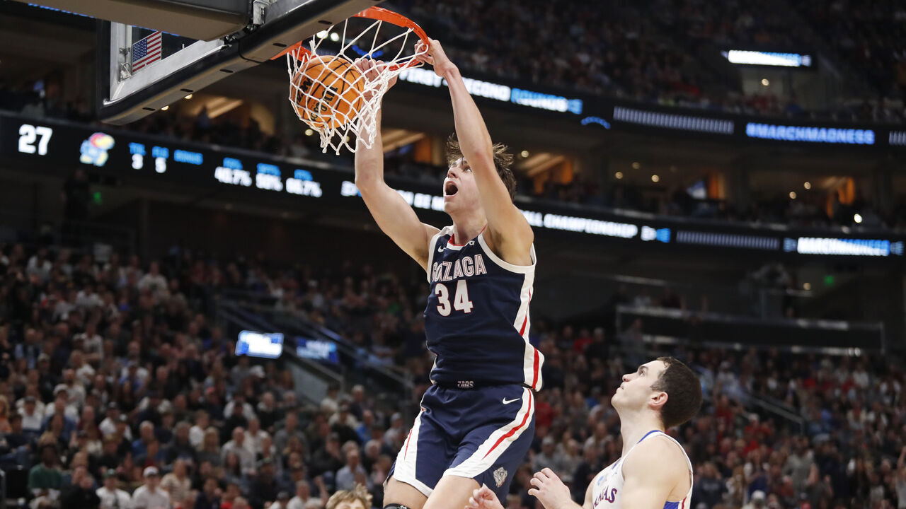 SALT LAKE CITY, UTAH - MARCH 23: Braden Huff #34 of the Gonzaga Bulldogs dunks the ball during the first half against the Kansas Jayhawks in the second round of the NCAA Men's Basketball Tournament at Delta Center on March 23, 2024 in Salt Lake City, Utah.