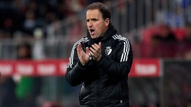 GIRONA, SPAIN - MARCH 09: CA Osasuna Head Coach Jagoba Arrasate applauds during the LaLiga EA Sports match between Girona FC and CA Osasuna at Montilivi Stadium on March 09, 2024 in Girona, Spain.