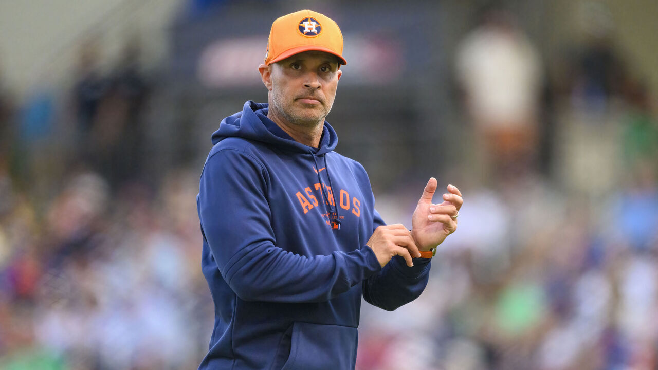 WEST PALM BEACH, FL - MARCH 16: Houston Astros manager Joe Espada (19) walks back to the dugout during an MLB spring training game between the New York Mets and the Houston Astros at the Cacti Park of the Palm Beaches on March 16, 2024 in West Palm Beach, Florida.
