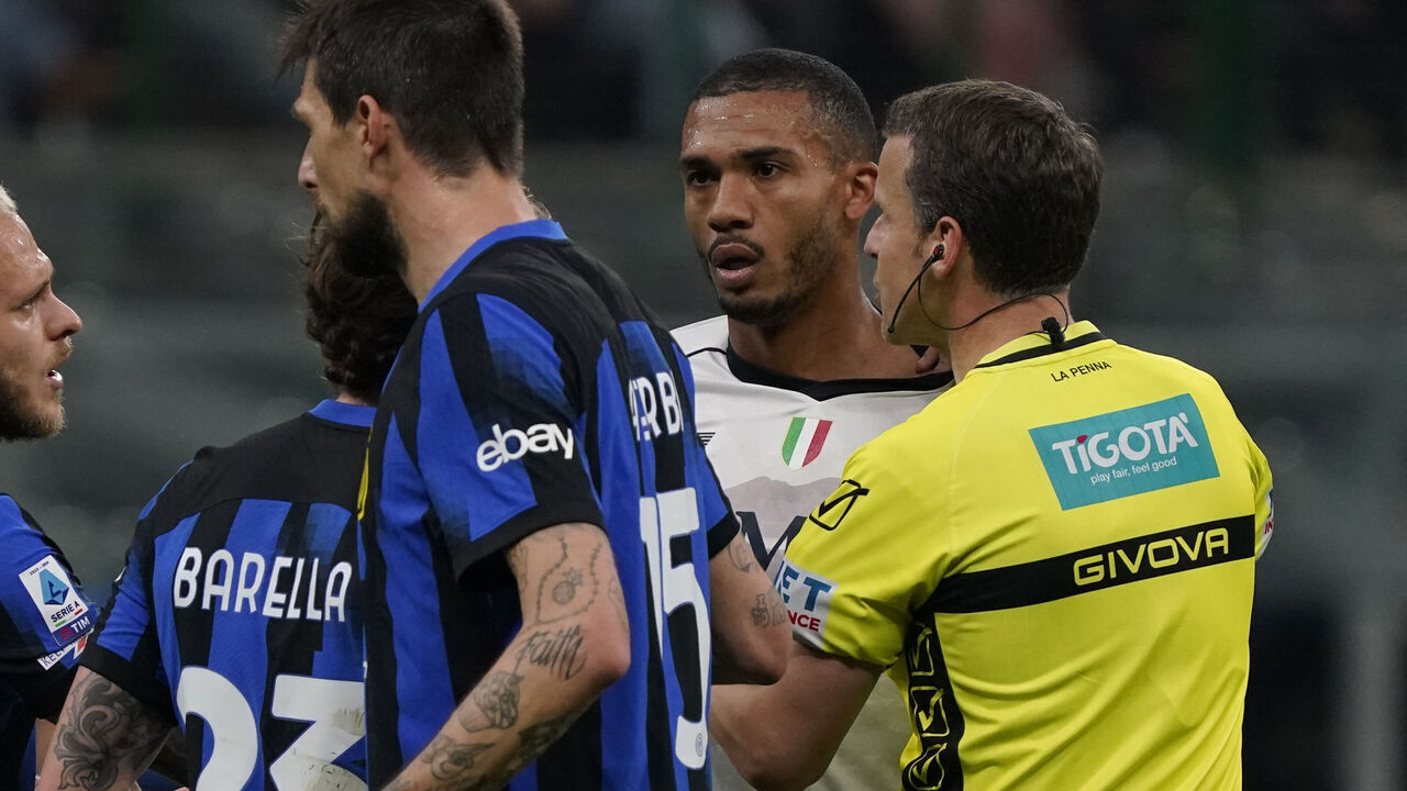 MILAN, ITALY - MARCH 17: Referee Federico La Penna talks with Juan Jesus of SSC Napoli during the Serie A TIM match between FC Internazionale and SSC Napoli at Stadio Giuseppe Meazza on March 17, 2024 in Milan, Italy.