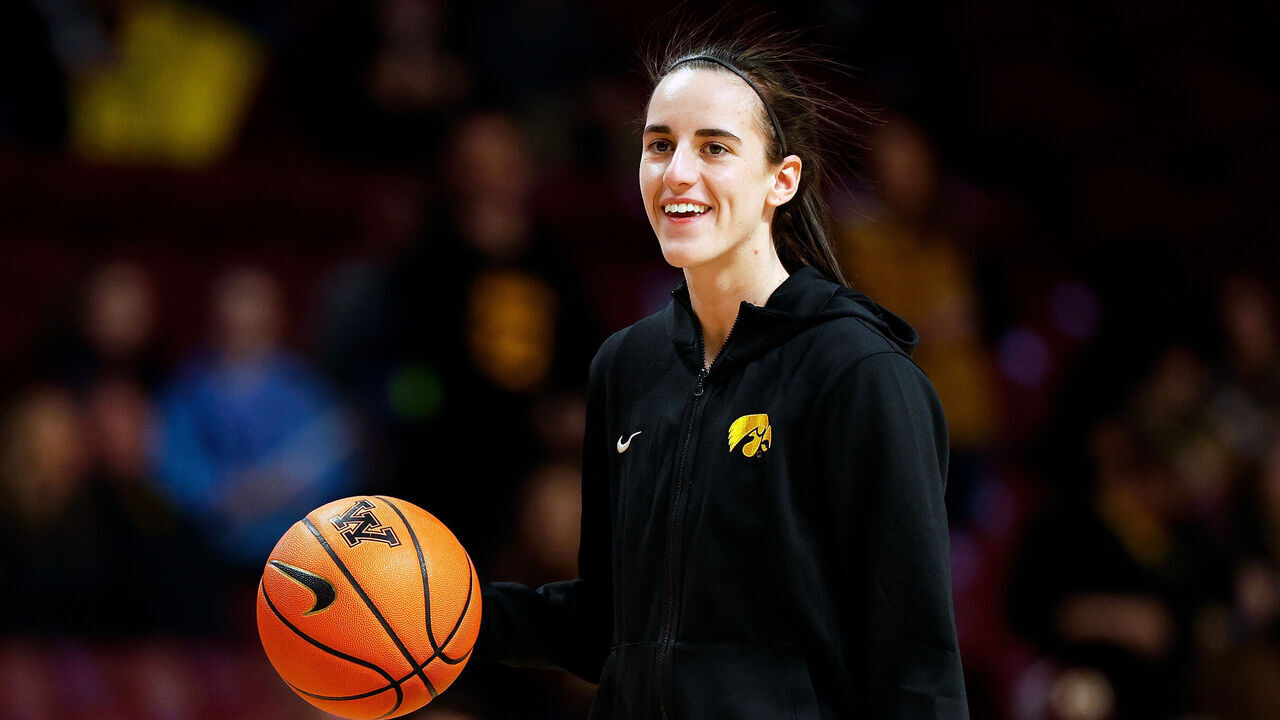 MINNEAPOLIS, MINNESOTA - FEBRUARY 28: Caitlin Clark #22 of the Iowa Hawkeyes smiles as she warms up prior to the start of the game against the Minnesota Golden Gophers at Williams Arena on February 28, 2024 in Minneapolis, Minnesota. The Hawkeyes defeated the Golden Gophers 108-60.