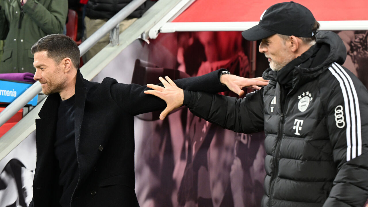 10 February 2024, North Rhine-Westphalia, Leverkusen: Soccer: Bundesliga, Bayer Leverkusen - Bayern Munich, matchday 21 in the BayArena, Leverkusen coach Xabi Alonso and Munich coach Thomas Tuchel (r) talk before the match. IMPORTANT NOTE: In accordance with the regulations of the DFL German Football League and the DFB German Football Association, it is prohibited to use or have used photographs taken in the stadium and/or of the match in the form of sequential images and/or video-like photo series. Photo: Federico Gambarini/dpa