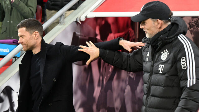 10 February 2024, North Rhine-Westphalia, Leverkusen: Soccer: Bundesliga, Bayer Leverkusen - Bayern Munich, matchday 21 in the BayArena, Leverkusen coach Xabi Alonso and Munich coach Thomas Tuchel (r) talk before the match. IMPORTANT NOTE: In accordance with the regulations of the DFL German Football League and the DFB German Football Association, it is prohibited to use or have used photographs taken in the stadium and/or of the match in the form of sequential images and/or video-like photo series. Photo: Federico Gambarini/dpa