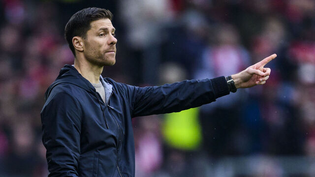 17 March 2024, Baden-Württemberg, Freiburg im Breisgau: Soccer: Bundesliga, SC Freiburg - Bayer Leverkusen, Matchday 26, Europa-Park Stadium. Leverkusen coach Xabi Alonso gesticulates. Photo: Tom Weller/dpa - IMPORTANT NOTE: In accordance with the regulations of the DFL German Football League and the DFB German Football Association, it is prohibited to utilize or have utilized photographs taken in the stadium and/or of the match in the form of sequential images and/or video-like photo series.