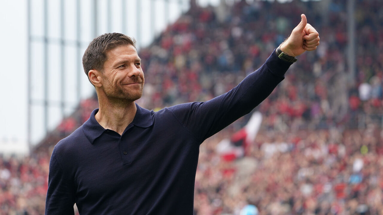 12 August 2023, Hamburg: Soccer: DFB Cup, 1st round, FC Teutonia Ottensen - Bayer Leverkusen, at Millerntor Stadium. Leverkusen coach Xabi Alonso waves to the fans at the end of the game. Photo: Marcus Brandt/dpa - IMPORTANT NOTE: In accordance with the requirements of the DFL Deutsche Fußball Liga and the DFB Deutscher Fußball-Bund, it is prohibited to use or have used photographs taken in the stadium and/or of the match in the form of sequence pictures and/or video-like photo series.