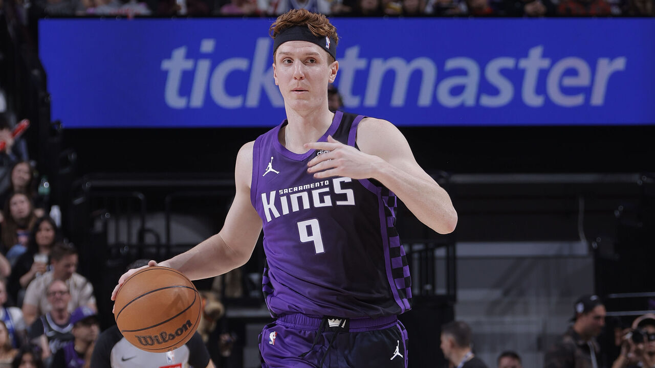 SACRAMENTO, CA - MARCH 16: Kevin Huerter #9 of the Sacramento Kings calls a play while bringing the ball up the court during the game against the New York Knicks on March 16, 2024 at Golden 1 Center in Sacramento, California. NOTE TO USER: User expressly acknowledges and agrees that, by downloading and or using this photograph, User is consenting to the terms and conditions of the Getty Images Agreement. Mandatory Copyright Notice: Copyright 2024 NBAE
