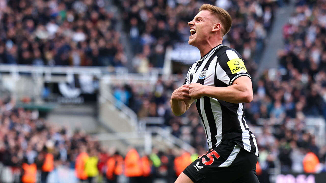 NEWCASTLE UPON TYNE, ENGLAND - MARCH 30: Harvey Barnes of Newcastle United celebrates after scoring a goal to make it 4-3 during the Premier League match between Newcastle United and West Ham United at St. James Park on March 30, 2024 in Newcastle upon Tyne, England.
