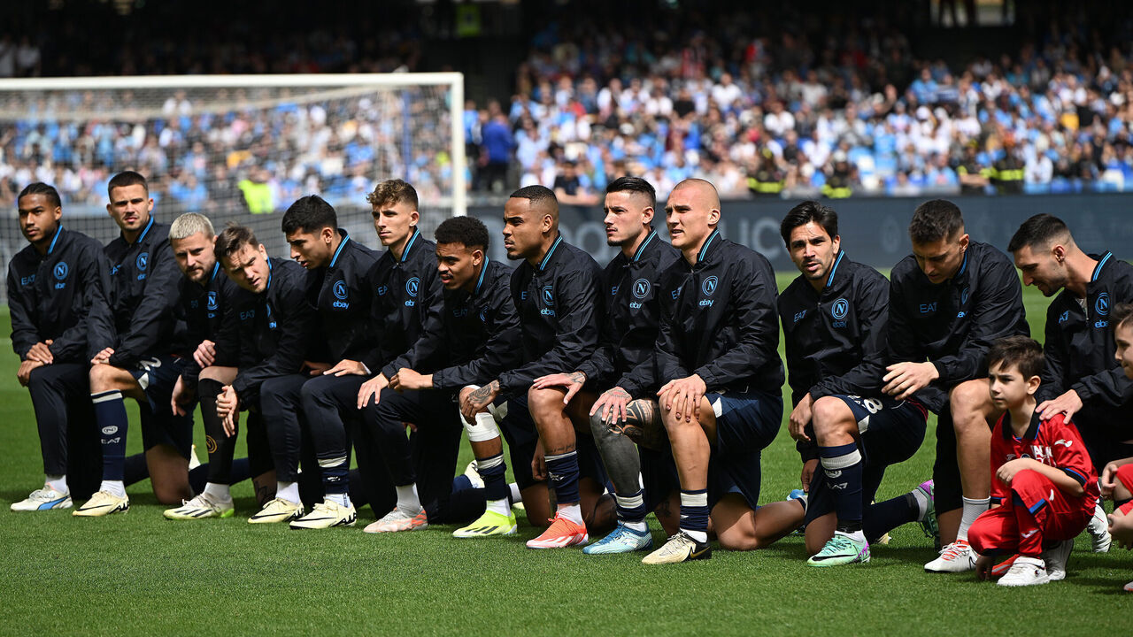 NAPLES, ITALY - MARCH 30: SSC Napoli team on their knees to say no to racism before the Serie A TIM match between SSC Napoli and Atalanta BC at Stadio Diego Armando Maradona on March 30, 2024 in Naples, Italy.