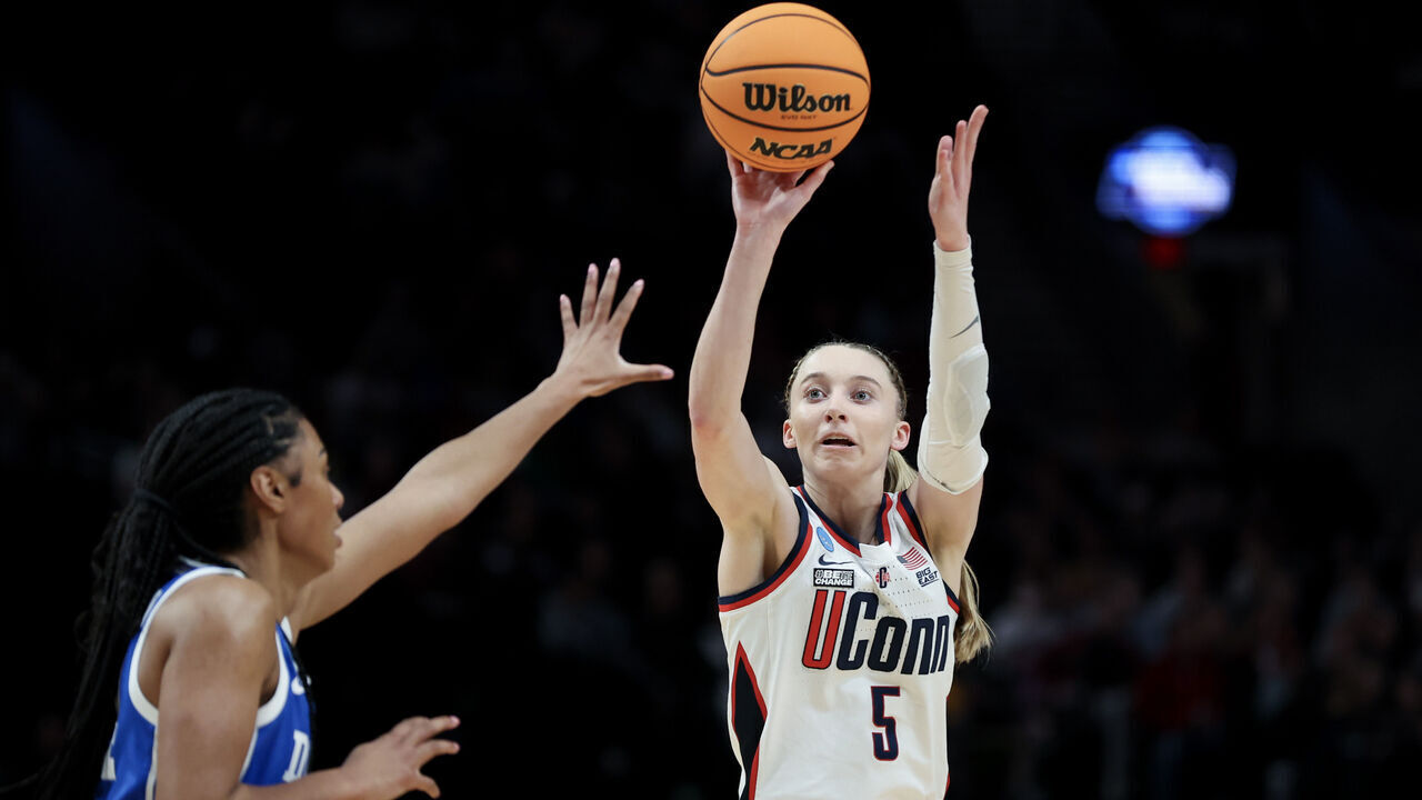PORTLAND, OREGON - MARCH 30: Paige Bueckers #5 of the Connecticut Huskies shoots during the second half Duke Blue Devils in the Sweet 16 round of the NCAA Women's Basketball Tournament at Moda Center on March 30, 2024 in Portland, Oregon.