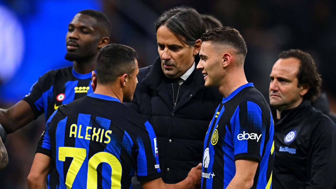 MILAN, ITALY - APRIL 01: Head Coach of FC Internazionale Simone Inzaghi celebrates the victory with Alexis Sanchez and Kristjan Asllani at the end of the Serie A TIM match between FC Internazionale and Empoli FC at Stadio Giuseppe Meazza on April 01, 2024 in Milan, Italy.