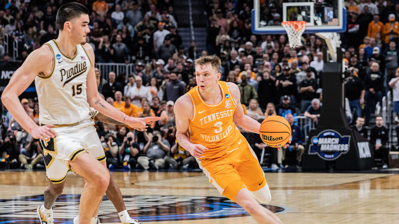 DETROIT, UNITED STATES - 2024/03/31: Dalton Knecht (R) of the Tennessee Volunteers in action against Zach Edey (L) of the Purdue Boilermakers in the Elite Eight round of the NCAA Men's Basketball Tournament at Little Caesars Arena. Final score; Purdue 72-66 Tennessee.