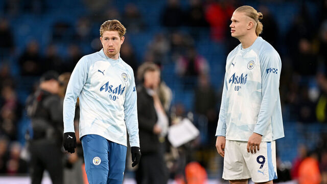 MANCHESTER, ENGLAND - APRIL 03: Kevin De Bruyne (C) of Manchester City looks on during warm ups alongside teammate Erling Haaland (R) prior to the Premier League match between Manchester City and Aston Villa at Etihad Stadium on April 03, 2024 in Manchester, England.