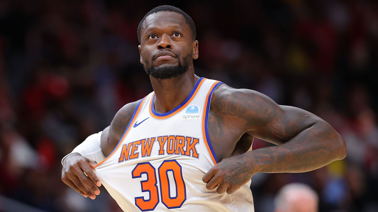 ATLANTA, GEORGIA - OCTOBER 27: Julius Randle #30 of the New York Knicks reacts after hitting a three-point basket in the final seconds of the fourth quarter against the Atlanta Hawks at State Farm Arena on October 27, 2023 in Atlanta, Georgia. NOTE TO USER: User expressly acknowledges and agrees that, by downloading and/or using this photograph, user is consenting to the terms and conditions of the Getty Images License Agreement.
