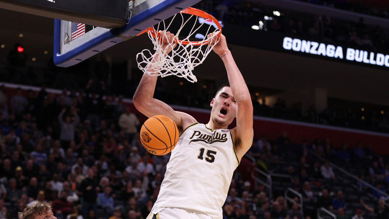 DETROIT, MICHIGAN - MARCH 29: Zach Edey #15 of the Purdue Boilermakers dunks the ball during the first half against the Gonzaga Bulldogs in the Sweet 16 round of the NCAA Men's Basketball Tournament at Little Caesars Arena on March 29, 2024 in Detroit, Michigan.