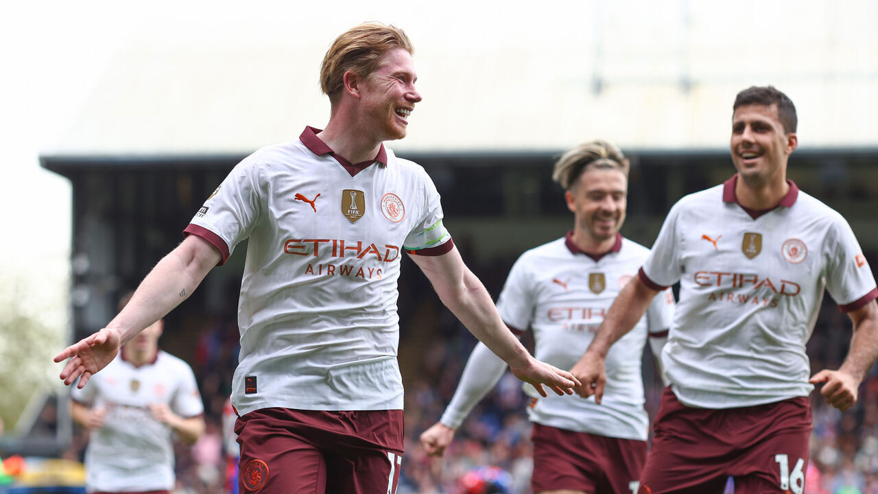 LONDON, ENGLAND - APRIL 6: Kevin de Bruyne of Manchester City celebrates his second goal during the Premier League match between Crystal Palace and Manchester City at Selhurst Park on April 6, 2024 in London, England.
