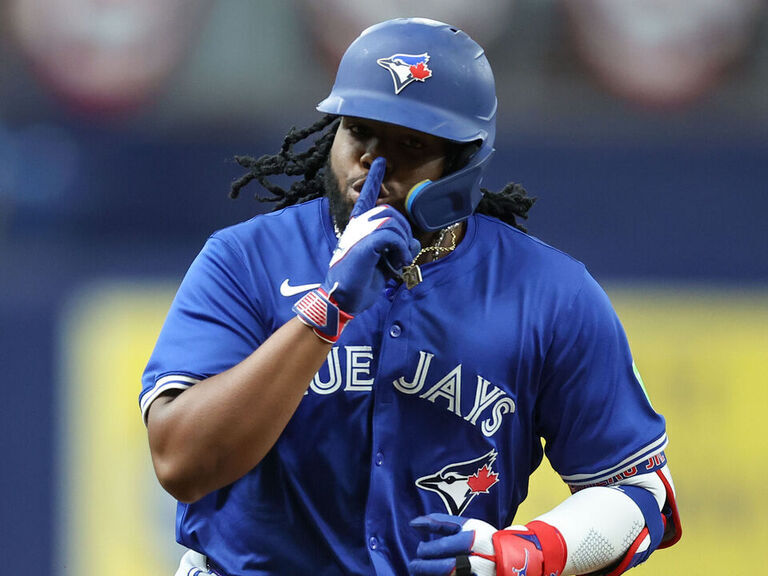 Blue Jays' Guerrero upsets Yankees fans with HR shush | theScore.com