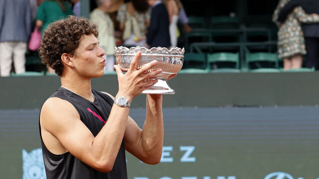 HOUSTON, TEXAS - APRIL 7: Ben Shelton of the United States kisses the trophy after defeating Francis Tiafoe of the United States during their finals match on Day 10 of the U.S. Mens Clay Court Championships at River Oaks Country Club on April 7, 2024 in Houston, Texas.