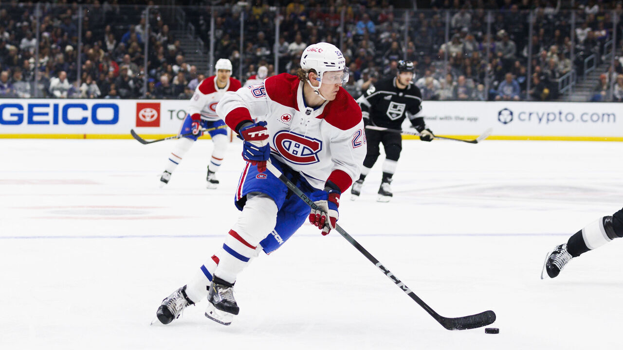 LOS ANGELES, CA - NOVEMBER 25: Montreal Canadiens center Christian Dvorak (28) skates with the puck during Montreal Canadiens game versus the Los Angeles Kings on November 25, 2023, at Crypto.com Arena in Los Angeles, CA.
