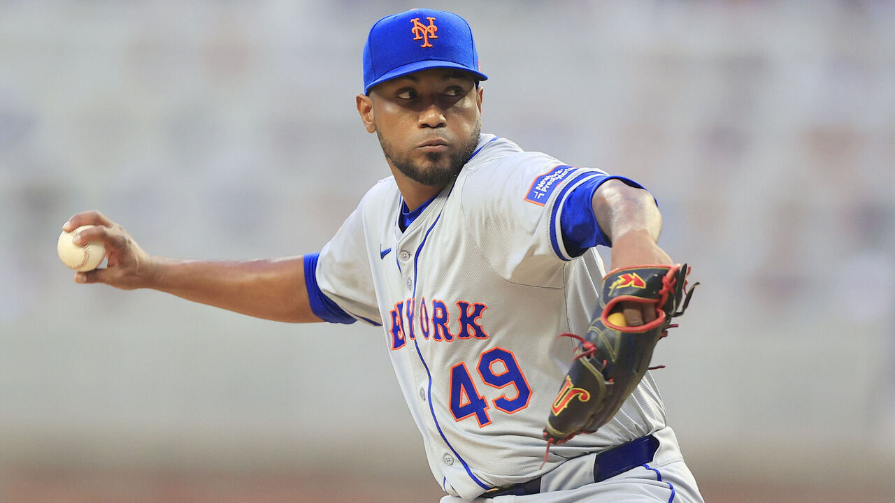 ATLANTA, GA - APRIL 08: New York Mets starting pitcher Julio Teheran (49) delivers a pitch during the Monday evening MLB game between the New York Mets and the Atlanta Braves on April 8, 2024 at Truist Park in Atlanta, Georgia.