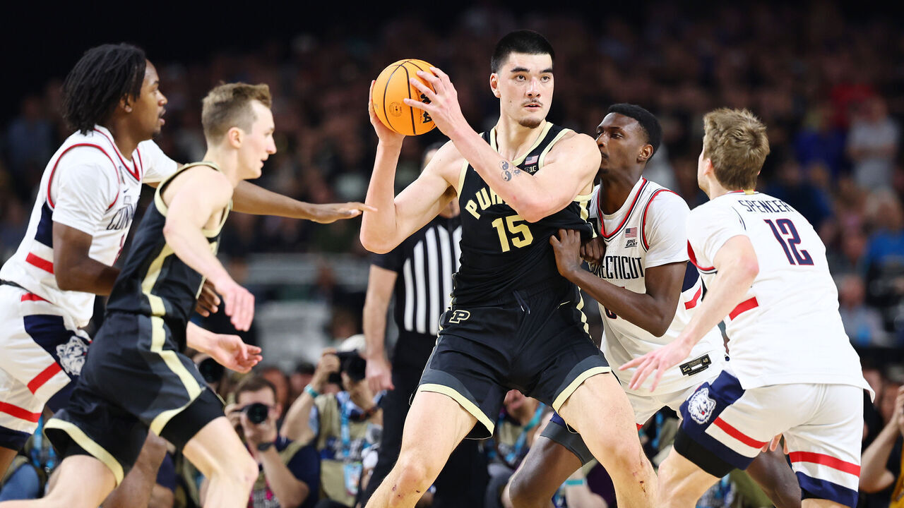 GLENDALE, ARIZONA - APRIL 08: Zach Edey #15 of the Purdue Boilermakers looks to pass during the second half in the NCAA Men's Basketball Tournament National Championship game at State Farm Stadium on April 08, 2024 in Glendale, Arizona.