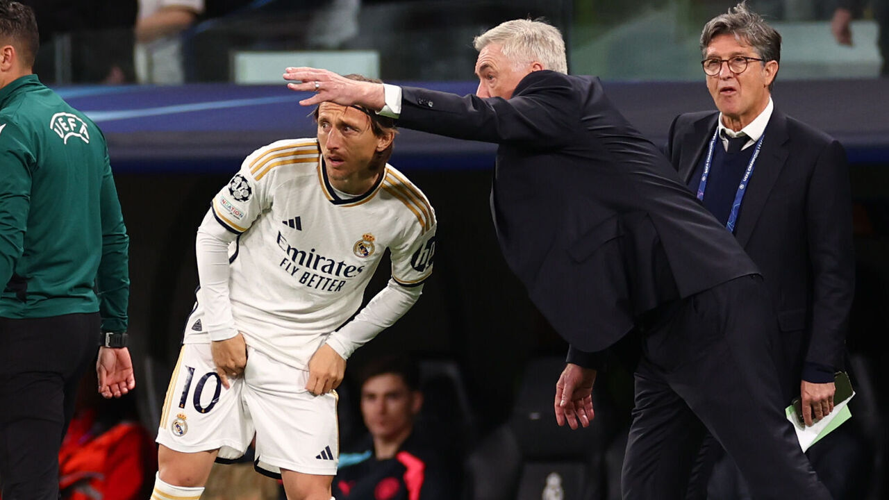 MADRID, SPAIN - APRIL 9: Real Madrid Manager Carlo Ancelotti speaks to Luka Modric of Real Madrid during the UEFA Champions League quarter-final first leg match between Real Madrid CF and Manchester City at Estadio Santiago Bernabeu on April 9, 2024 in Madrid, Spain.