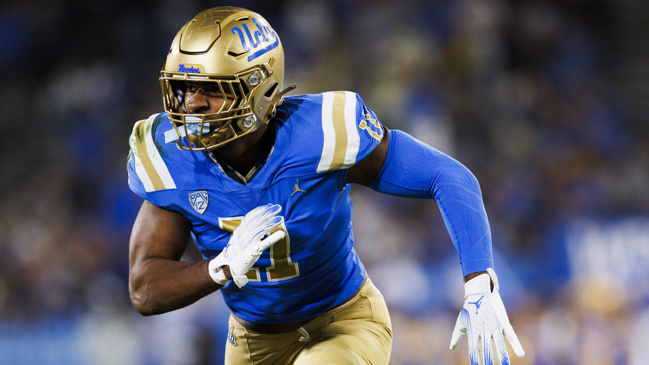 PASADENA, CA - NOVEMBER 11: UCLA Bruins defensive lineman Gabriel Murphy (11) rushes the edge during a college football game against the Arizona State Sun Devils on November 11, 2023 at Rose Bowl Stadium in Pasadena, CA.
