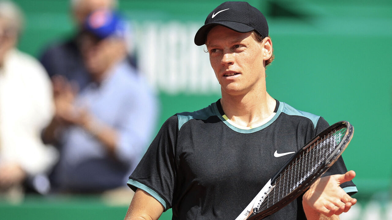 CORRECTION / Italy's Jannik Sinner celebrates after winning against US Sebastian Korda during their Monte Carlo ATP Masters Series Tournament round of 32 tennis match on the Rainier III court at the Monte Carlo Country Club on April 10, 2024.