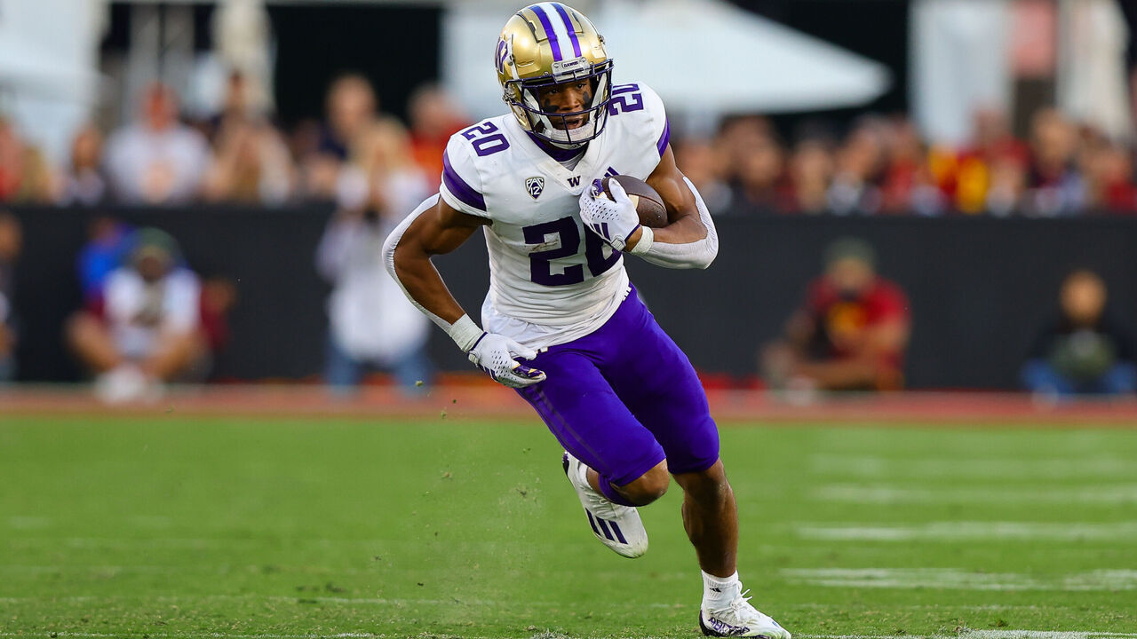 LOS ANGELES, CA - NOVEMBER 04: Washington Huskies running back Tybo Rogers (20) catches the ball for a gain during a college football game between the Washington Huskies against the USC Trojans on November 04, 2023, at the Los Angeles Memorial Coliseum in Los Angeles, CA