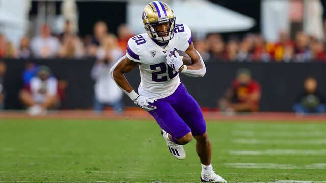 LOS ANGELES, CA - NOVEMBER 04: Washington Huskies running back Tybo Rogers (20) catches the ball for a gain during a college football game between the Washington Huskies against the USC Trojans on November 04, 2023, at the Los Angeles Memorial Coliseum in Los Angeles, CA