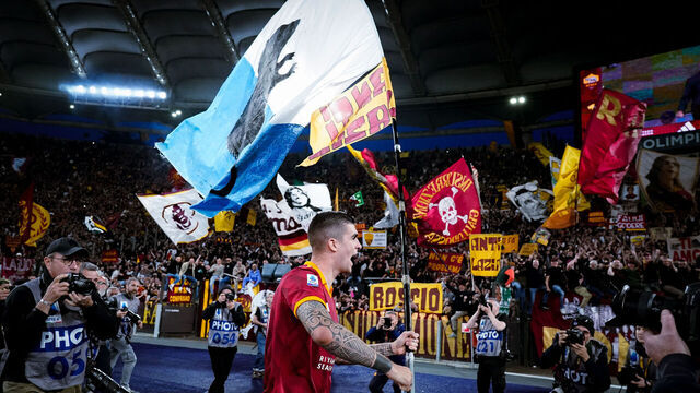 Gianluca Mancini of AS Roma celebrates the victory weaving an anti-Lazio flag during the Serie A TIM match between AS Roma and SS Lazio at Stadio Olimpico on April 06, 2024 in Rome, Italy.
