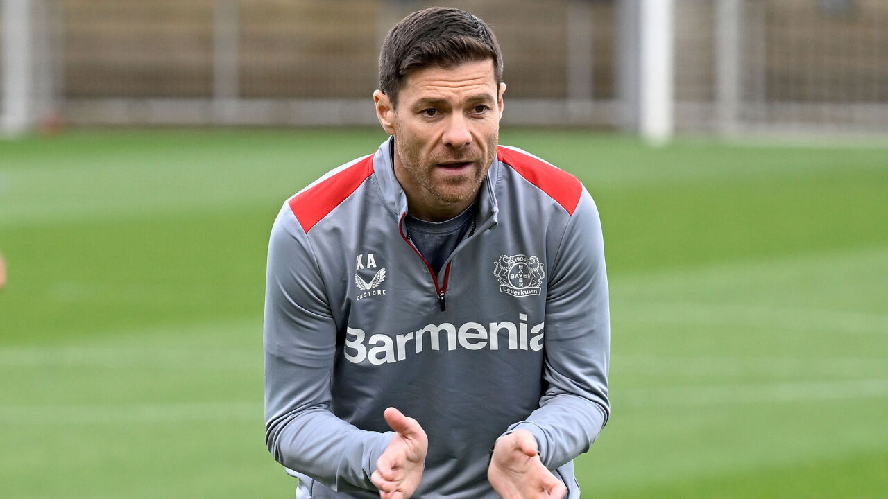 dpatop - 10 April 2024, North Rhine-Westphalia, Leverkusen: Xabi Alonso, coach of Bundesliga club Bayer 04 Leverkusen, prepares his team for the Europa League quarter-final first leg against West Ham United during the final training session. Recrop. Photo: Roberto Pfeil/dpa