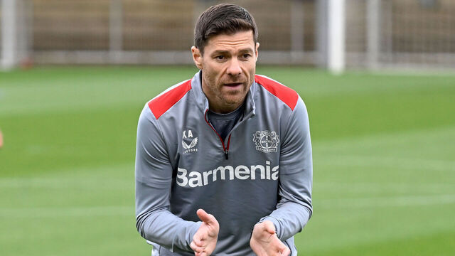 dpatop - 10 April 2024, North Rhine-Westphalia, Leverkusen: Xabi Alonso, coach of Bundesliga club Bayer 04 Leverkusen, prepares his team for the Europa League quarter-final first leg against West Ham United during the final training session. Recrop. Photo: Roberto Pfeil/dpa