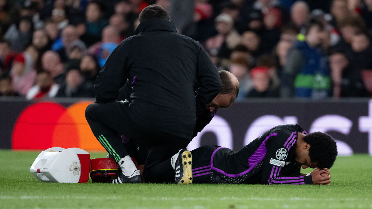 09 April 2024, Great Britain, London: Soccer: Champions League, FC Arsenal - Bayern Munich, knockout round, quarter-final, first leg at the Emirates Stadium. Serge Gnabry of Munich receives treatment. Photo: Sven Hoppe/dpa