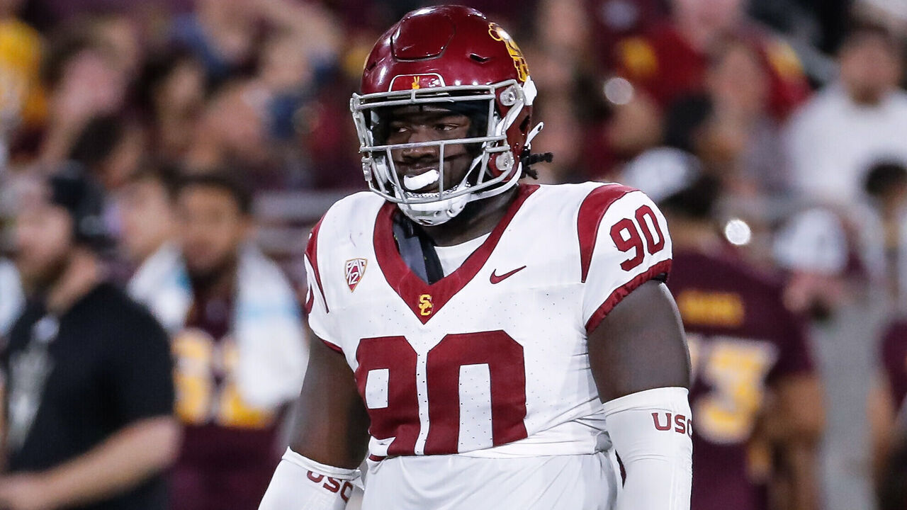 TEMPE, AZ - SEPTEMBER 23: USC Trojans defensive lineman Bear Alexander (90) looks on during the college football game between the USC Trojans and the Arizona State Sun Devils on September 23, 2023 at Mountain America Stadium in Tempe, Arizona.