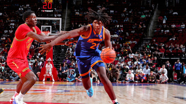 HOUSTON, TX - APRIL 02: McDonalds All American East forward Jayden Quaintance (21) drives to the basket during the 2024 McDonald's All American Boys Game on April 2, 2024 at the Toyota Center in Houston, Texas.