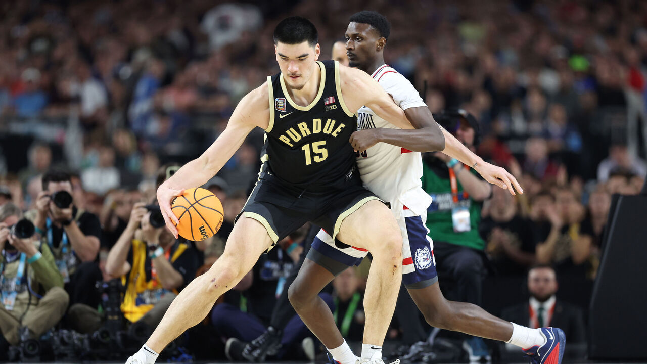 GLENDALE, ARIZONA - APRIL 08: Zach Edey #15 of the Purdue Boilermakers dribbles the ball while being guarded by Samson Johnson #35 of the Connecticut Huskies in the second half during the NCAA Men's Basketball Tournament National Championship game at State Farm Stadium on April 08, 2024 in Glendale, Arizona.