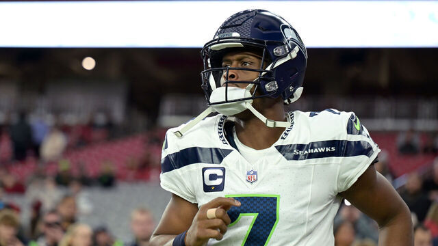 GLENDALE, ARIZONA - JANUARY 07: Geno Smith #7 of the Seattle Seahawks runs onto the field before the game against the Arizona Cardinals at State Farm Stadium on January 07, 2024 in Glendale, Arizona.