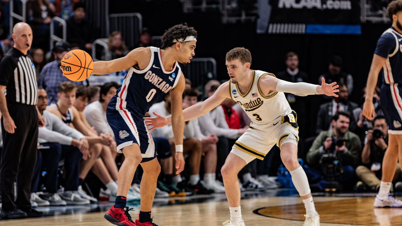 DETROIT, UNITED STATES - 2024/03/29: Ryan Nembhard (L) of Gonzaga Bulldogs in action against Braden Smith (R) of Purdue Boilermakers in the Sweet 16 round of the NCAA Men's Basketball Tournament at Little Caesars Arena. Final score; Purdue 80:68 Gonzaga.