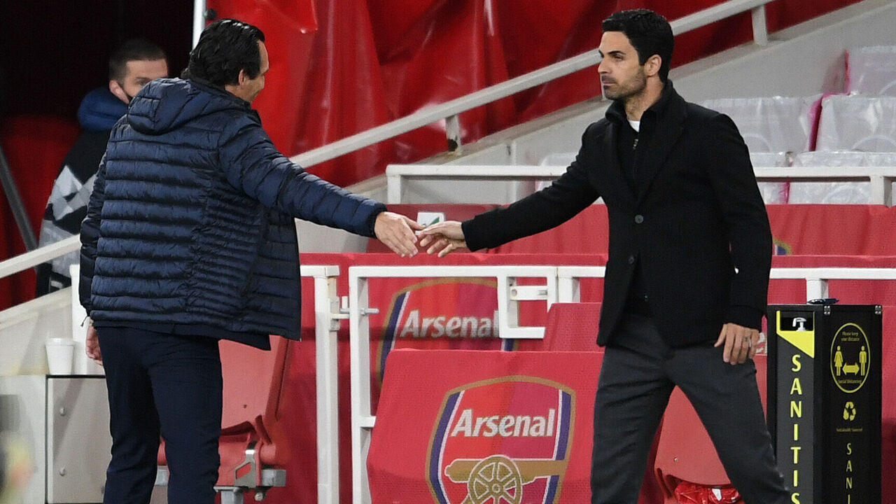 LONDON, ENGLAND - MAY 06: Mikel Arteta the Arsenal Manager shakes hands with Unai Emery the Villarreal Manager after the UEFA Europa League Semi-final Second Leg match between Arsenal and Villareal CF at Emirates Stadium on May 06, 2021 in London, England. Sporting stadiums around Europe remain under strict restrictions due to the Coronavirus Pandemic as Government social distancing laws prohibit fans inside venues resulting in games being played behind closed doors.