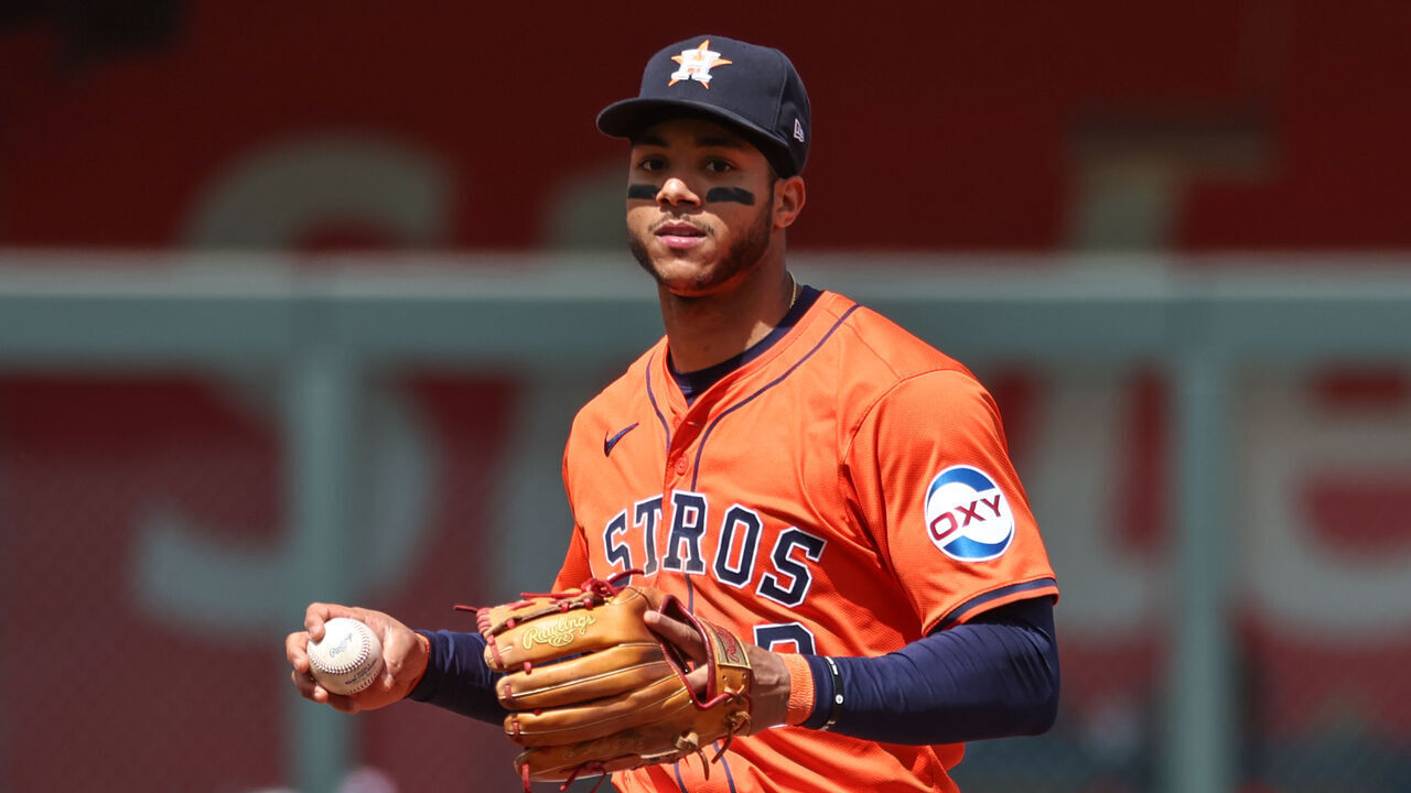 KANSAS CITY, MO - APRIL 11: Houston Astros shortstop Jeremy Peña (3) prepares to throw to first base during an MLB game between the Houston Astros and Kansas City Royals on Apr 11, 2024 at Kauffman Stadium in Kansas City, MO.