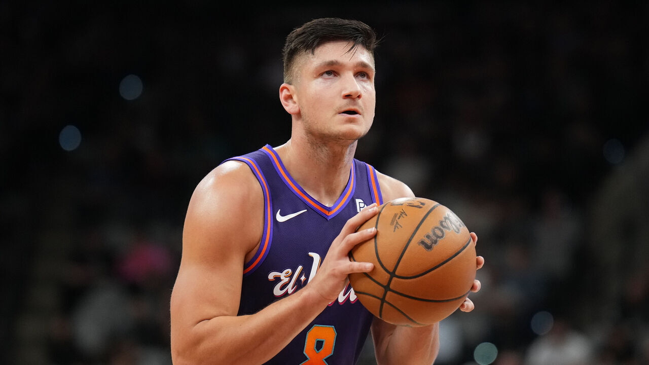 SAN ANTONIO, TX - MARCH 25: Grayson Allen #8 of the Phoenix Suns drives to the basket during the game against the San Antonio Spurs on March 25, 2024 at the AT&T Center in San Antonio, Texas. Mandatory Copyright Notice: Copyright 2024 NBAE (Photos by Jesse D. Garrabrant/NBAE via Getty Images)
