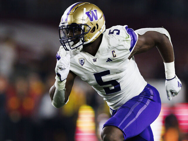 LOS ANGELES, CALIFORNIA - NOVEMBER 04: Edefuan Ulofoshio #5 of the Washington Huskies rushes the edge during a game against the USC Trojans at United Airlines Field at the Los Angeles Memorial Coliseum on November 04, 2023 in Los Angeles, California.