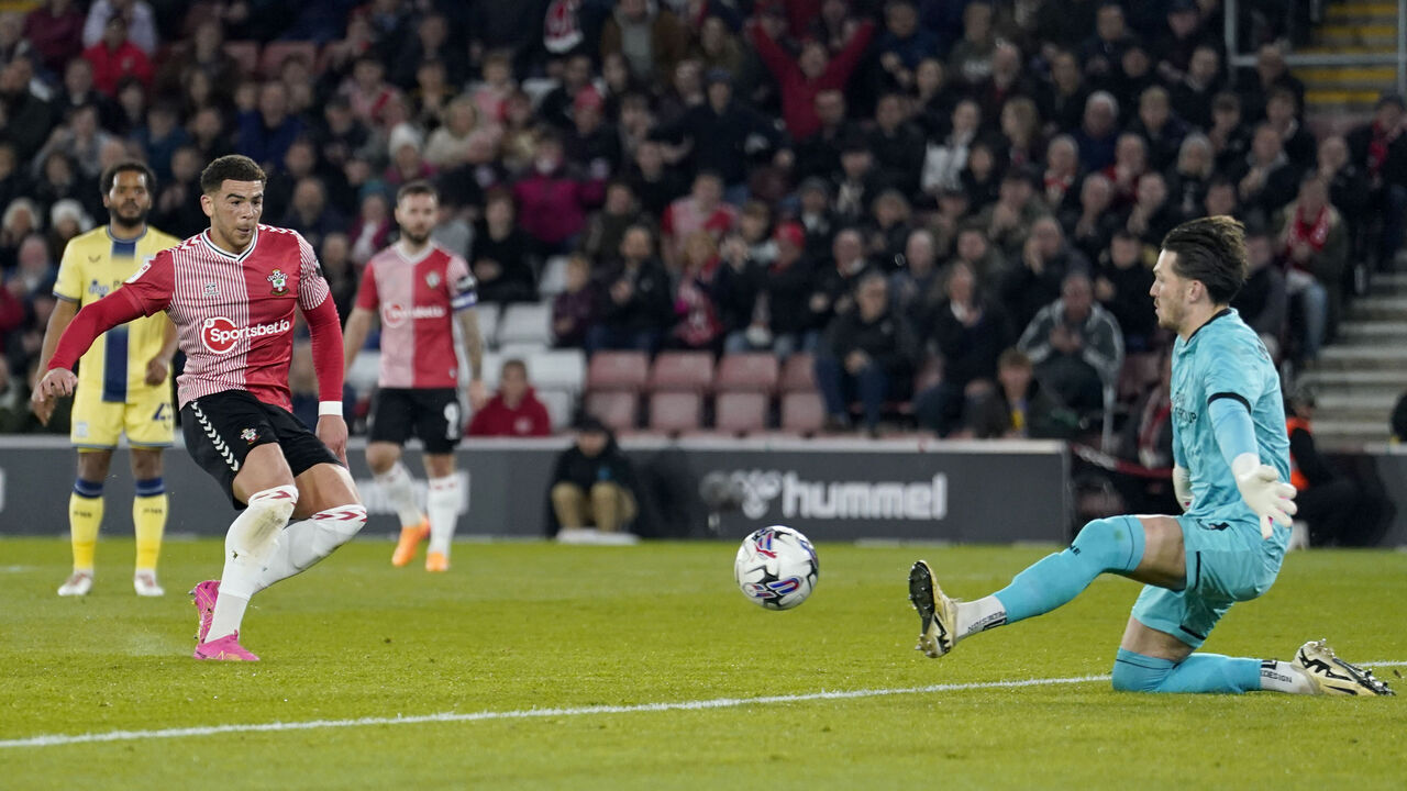 Southampton's Che Adams (left) puts the ball past Preston North End goalkeeper Freddie Woodman to score his second goal of the game during the Sky Bet Championship match at St Mary's Stadium, Southampton. Picture date: Tuesday April 16, 2024.